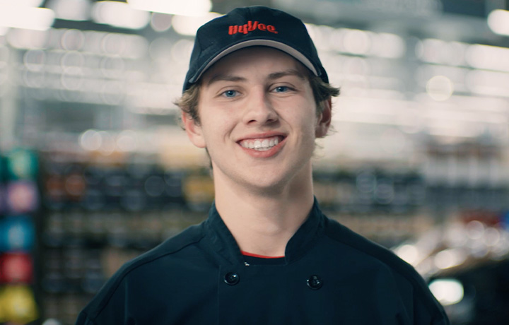 picture of a Hy-Vee employee